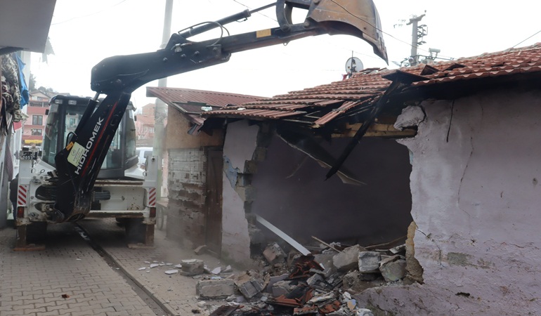 İzmit’te 99 depreminde ağır hasar alan binaların yıkımı devam ediyor