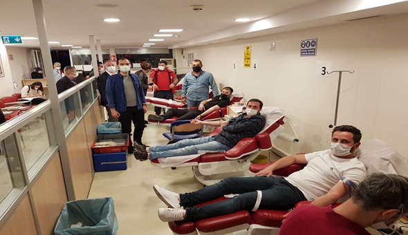 İzmit’te AKP’liler Kızılay’a kan bağışında bulundu