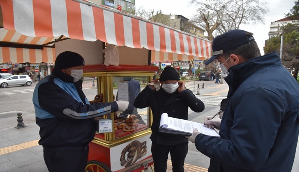 İzmit'te belediyeden simitçilere maske ve eldiven 