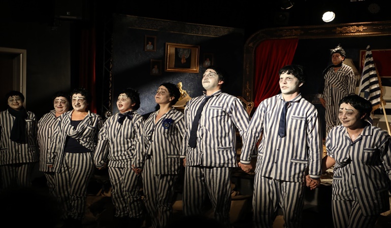 İzmit’te Bir Delinin Hatıra Defteri oyunu seyirciden tam not aldı