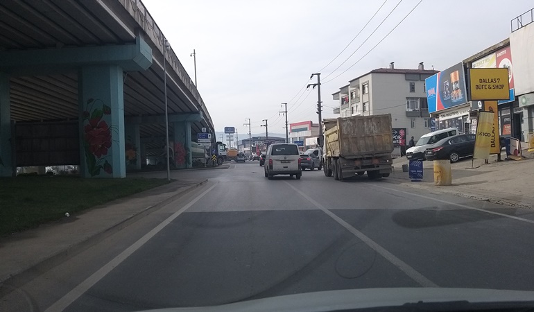 İzmit’te buradan geçerken yayalara araç çarpar diye düşünen yok mu?