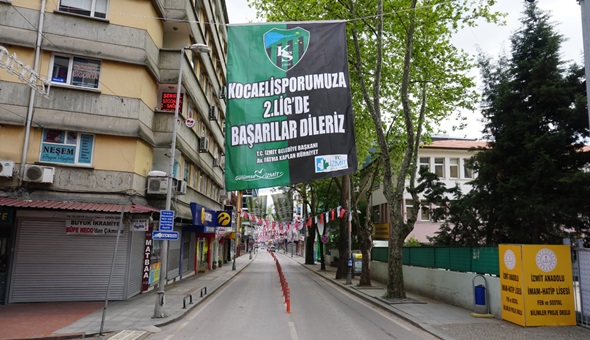 İzmit’te caddeler, sokaklar, kaldırımlar yeşil siyah! 