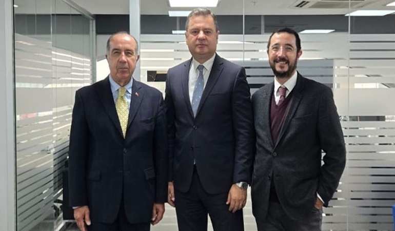 İzmit’te de müdür olarak görev yapan Cihat Kaymas’a tebrik ziyareti