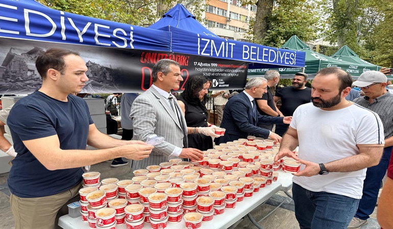 İzmit’te deprem şehitleri anısına helva dağıtıldı