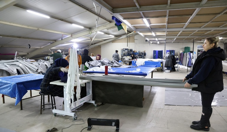 İzmit’te depremzedeler için çadır hazırladı