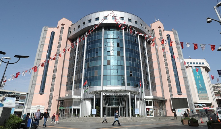 İzmit’te EYT Tazminatının bir taksiti daha Halk Ekmek ve Kreş parasıyla ödendi 