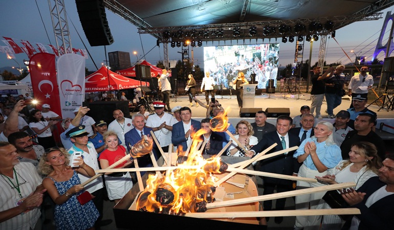 İzmit’te festival ateşi yakıldı, coşku tüm kenti sardı!