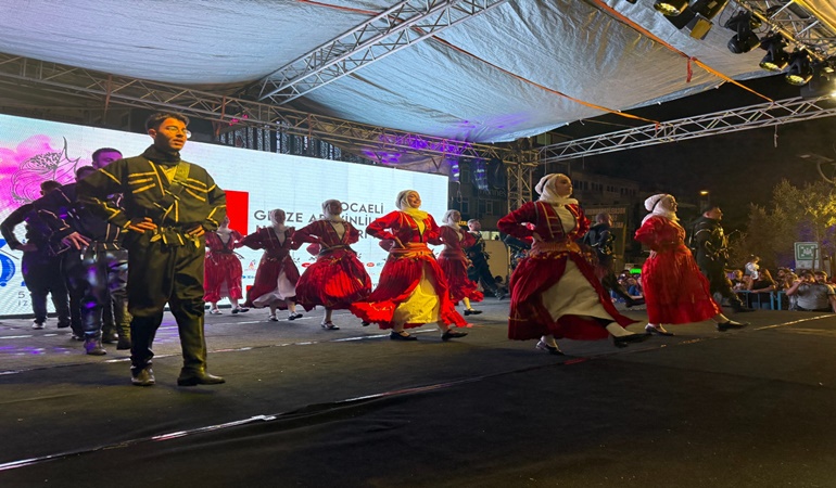 İzmit’te halk dansları ekiplerinden muhteşem performanslar