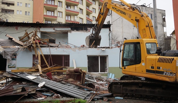 İzmit'te hasarlı binaların yıkımına devam ediliyor