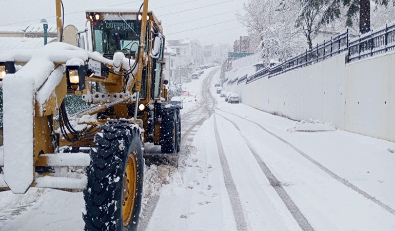 İzmit’te kar küreme, yol açma ve tuzlama çalışmaları