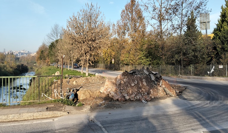 İzmit’te Kumla Deresi’nden çıkan toprak yol kenarında bırakıldı