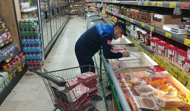 İzmit’te market raflarındaki tarihi geçmiş ürünlere el konuldu