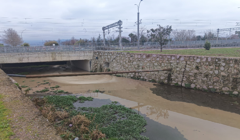 İzmit’te metro tesisinin pisliği denize mi akıyor?