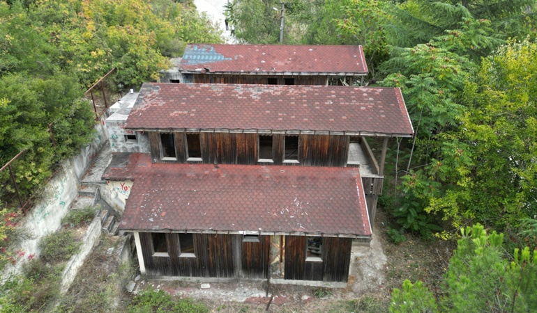 İzmit’te metruk bina yerle bir edildi!