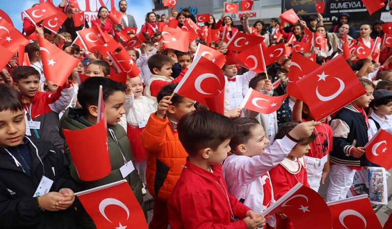 İzmit’te miniklerin Cumhuriyet sevinci