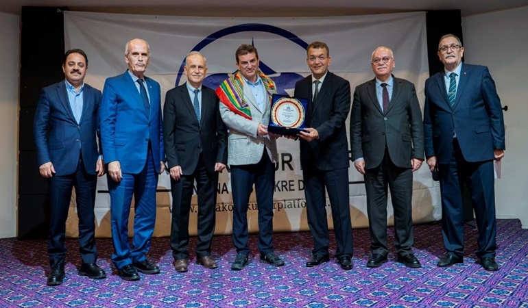 İzmit’te Murat Yalçıntaş’a vefa gecesi önemli isimleri bir araya getirdi