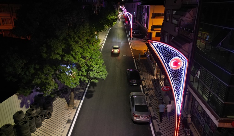 İzmit’te o cadde Atatürk’ün ışığıyla aydınlanıyor