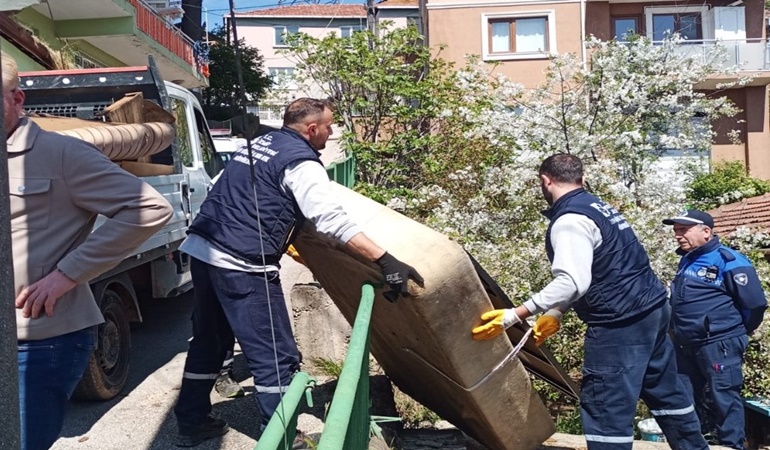 İzmit’te o evden kamyon dolusu çöp çıktı!