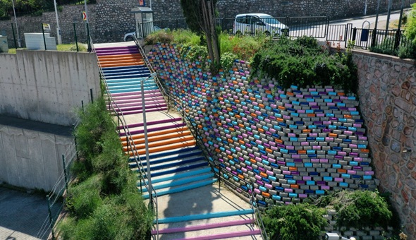 İzmit’te o mahallede de merdivenler rengarenk oldu