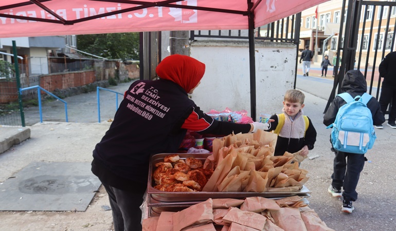 İzmit’te öğrencileri beslemeye devam