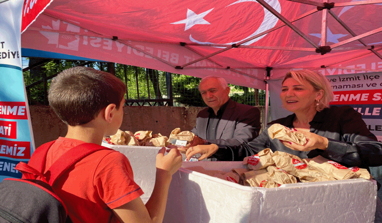 İzmit’te öğrencilerin yüzünü güldürmeye devam!