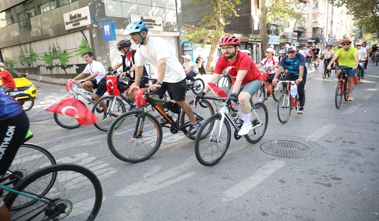 İzmit’te pedallar zafer için çevrildi