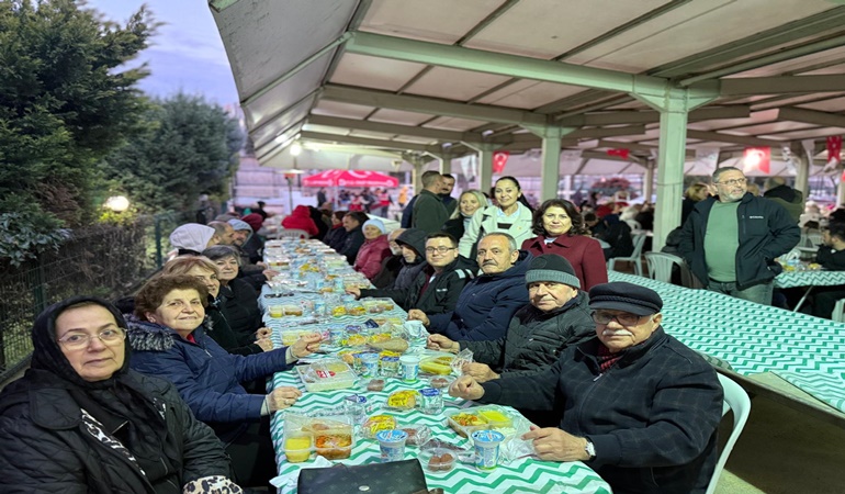 İzmit’te Plajyolu Kapalı Pazar alanına da iftar sofrası kuruldu