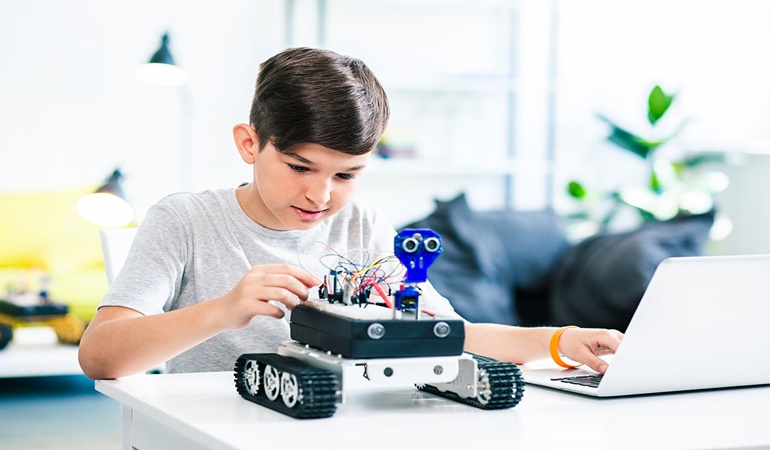 İzmit’te Robotik Kodlama ve Yazılım Evi kapılarını açıyor
