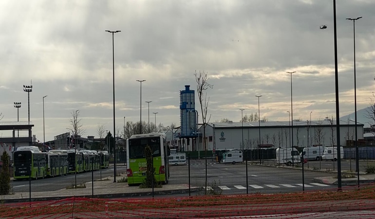 İzmit’te sahil kenarında yer alan karavanlar o parka gitmedi!