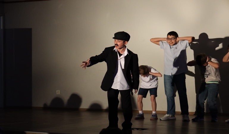 İzmit’te Sanat Akademisi Tiyatro Bölümü kursiyerleri seyircinin karşısına çıktı