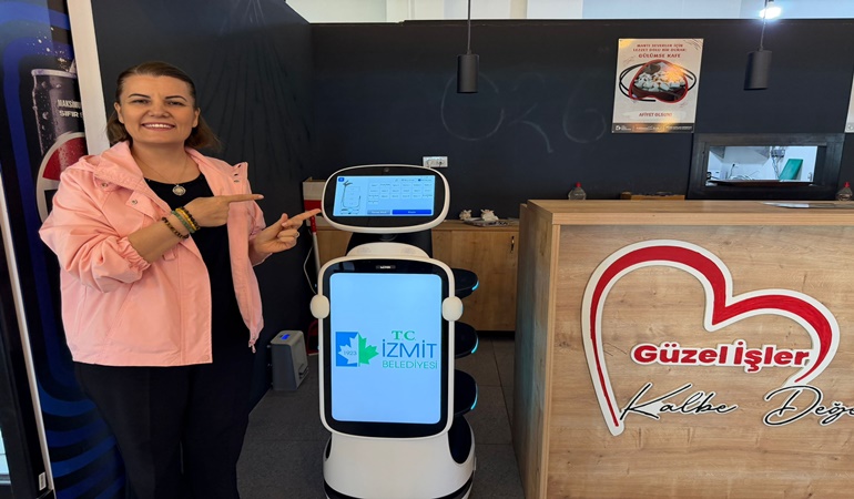 İzmit’te servis robotları Gülümse Kafelerde işbaşı yaptı!