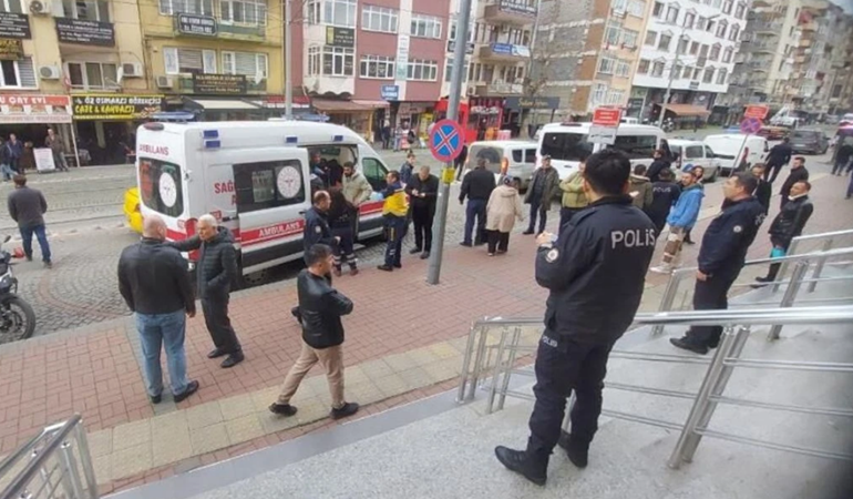 İzmit’te şok cinayet! Bir kadın adliye önünde bıçakla adam öldürdü