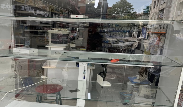 İzmit’te telefoncu dükkanını soydular