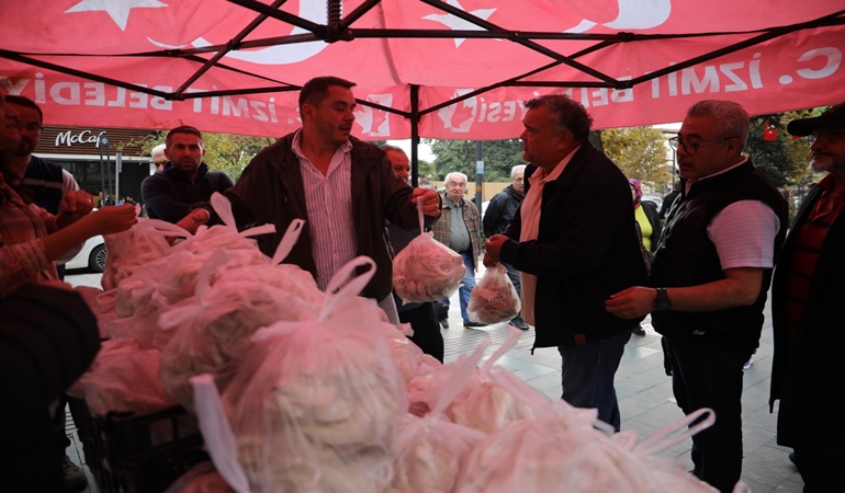 İzmit’te ücretsiz mantar dağıtıldı