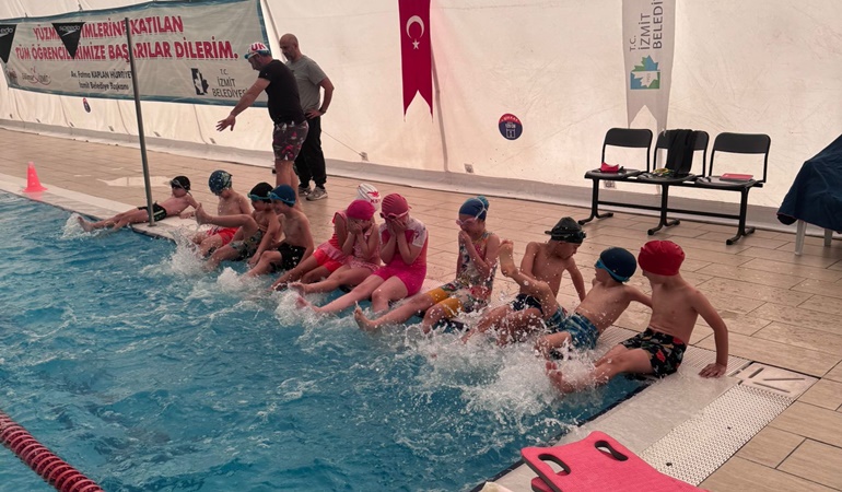 İzmit’te ücretsiz yüzme eğitimi başladı