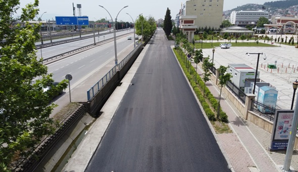 İzmit’te Valilik önü yan yolu bir günde asfaltlandı
