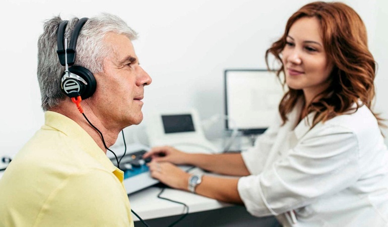 İzmit’te vatandaşlara ücretsiz işitme testi hizmeti