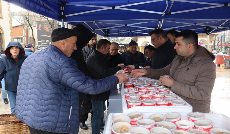 İzmit’te Yahya Kaptan anısına helva dağıtıldı