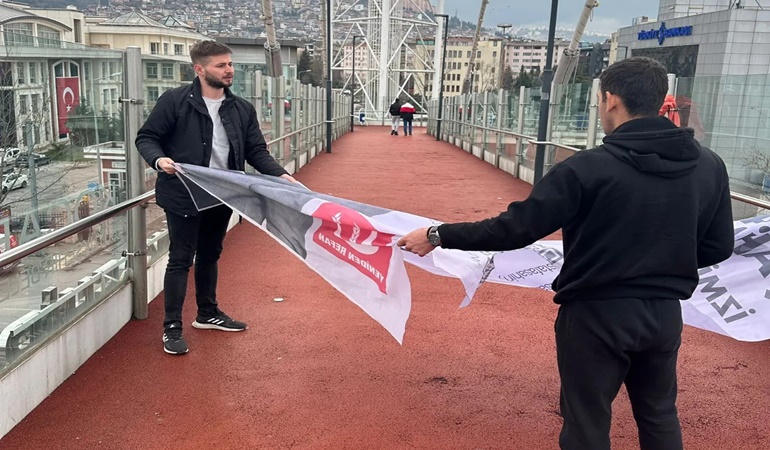 İzmit’te Yeniden Refah’ın afişlerine saldırı