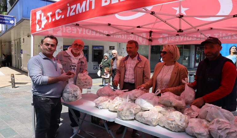 İzmit’te yine ücretsiz istiridye mantarı dağıtıldı