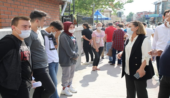 İzmit'te YKS öğrencilerine başkan morali
