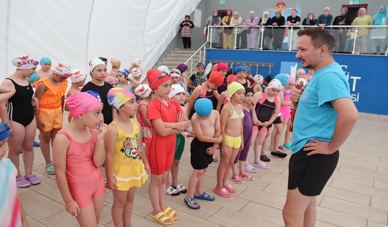 İzmit’te Yüzme Bilmeyen Kalmasın projesinde eğitimler başladı 