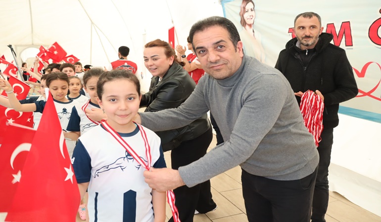 İzmit’te yüzme yarışı renkli anlara sahne oldu