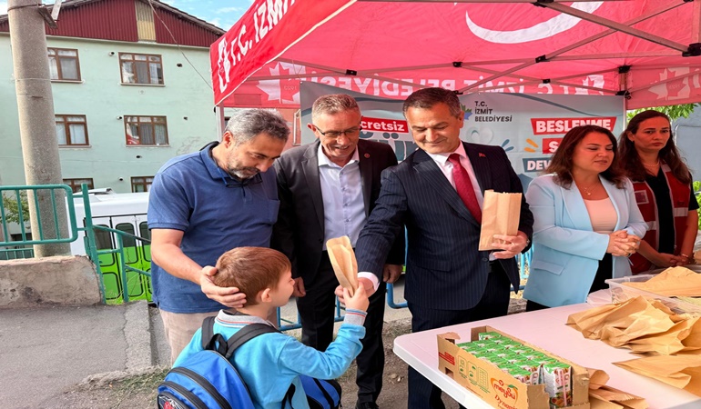 İzmit’teki 3 okulda öğrencilere ücretsiz yiyecek dağıtıldı