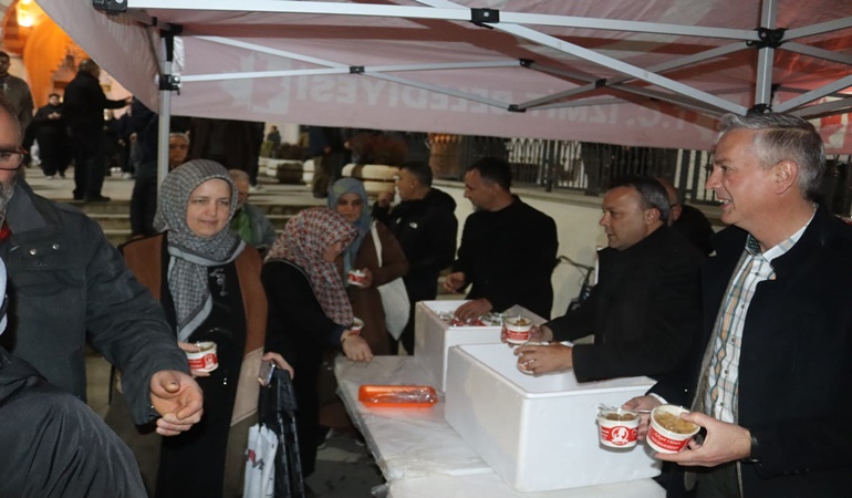 İzmit’teki camilerde vatandaşa helva ikram ettiler