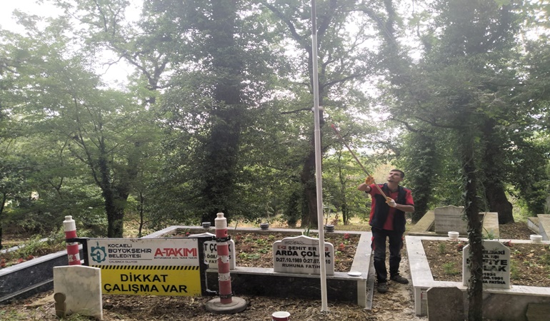 İzmit’teki o şehitlikte Türk bayrağı yeniden dalgalanmaya başladı
