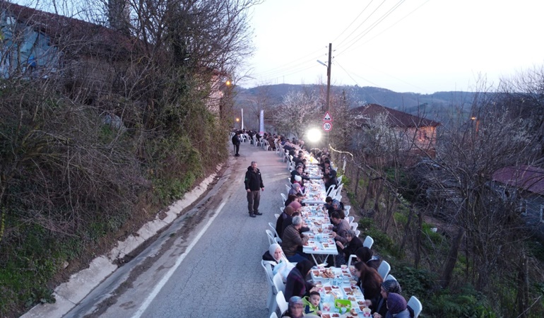 İzmit Ulupınar Köyü’nde gelenek bozulmadı: Yine dev bir iftar sofrası kuruldu