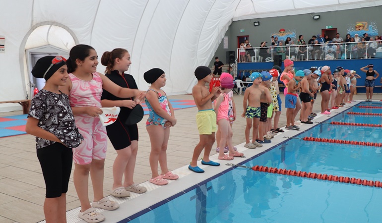 İzmitli çocuklar yüzme bilmeyen kalmasın projesinde yüzme öğrendiler