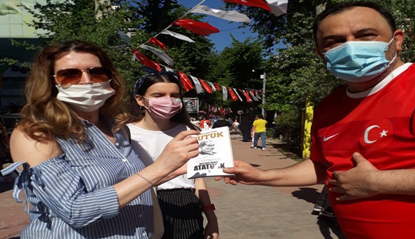 İzmitli iş insanı 19 Mayıs’ta 1919 adet Nutuk dağıttı