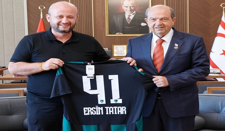İzmitli iş insanı Bıyıklı’dan Kıbrıs Cumhurbaşkanı Tatar’a Kocaelispor forması